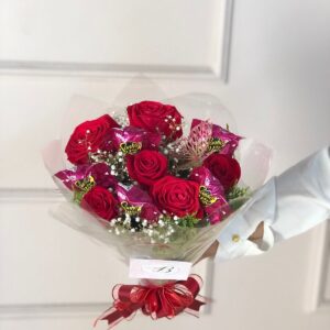 BUQUÊ DE 6 ROSAS + 5 CHOCOLATES+ BORBOLETA DECORATIVA