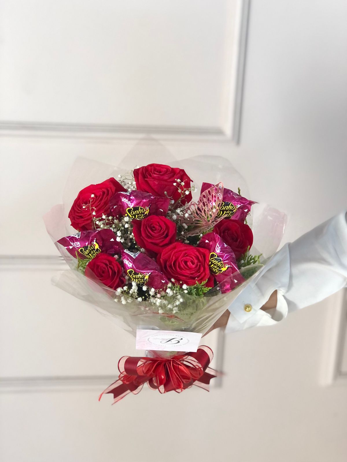 BUQUÊ DE 6 ROSAS + 5 CHOCOLATES+ BORBOLETA DECORATIVA