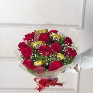 BUQUÊ COM 12 ROSAS + 5 CHOCOLATES+ BORBOLETA DECORATIVA