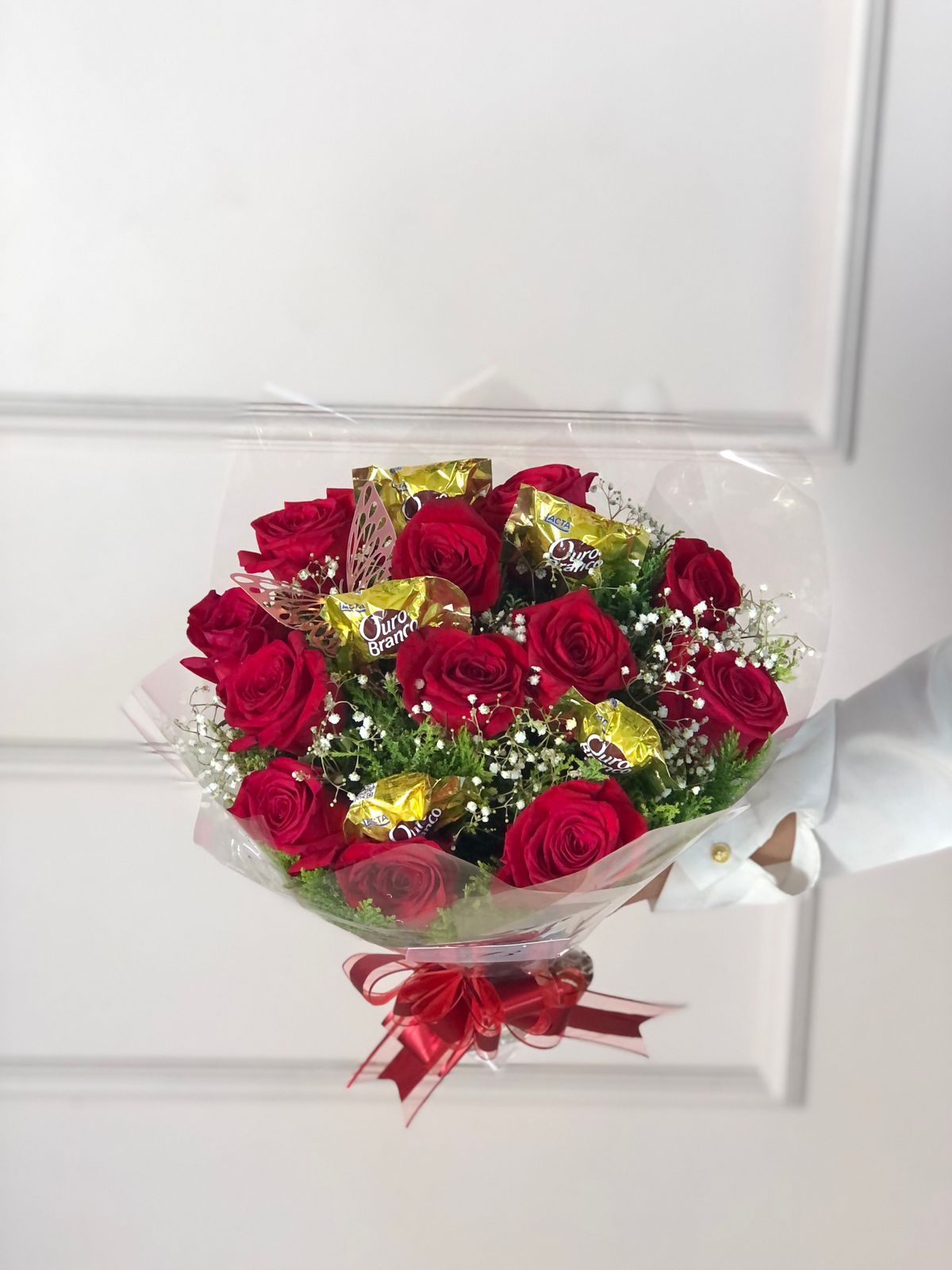 BUQUÊ COM 12 ROSAS + 5 CHOCOLATES+ BORBOLETA DECORATIVA