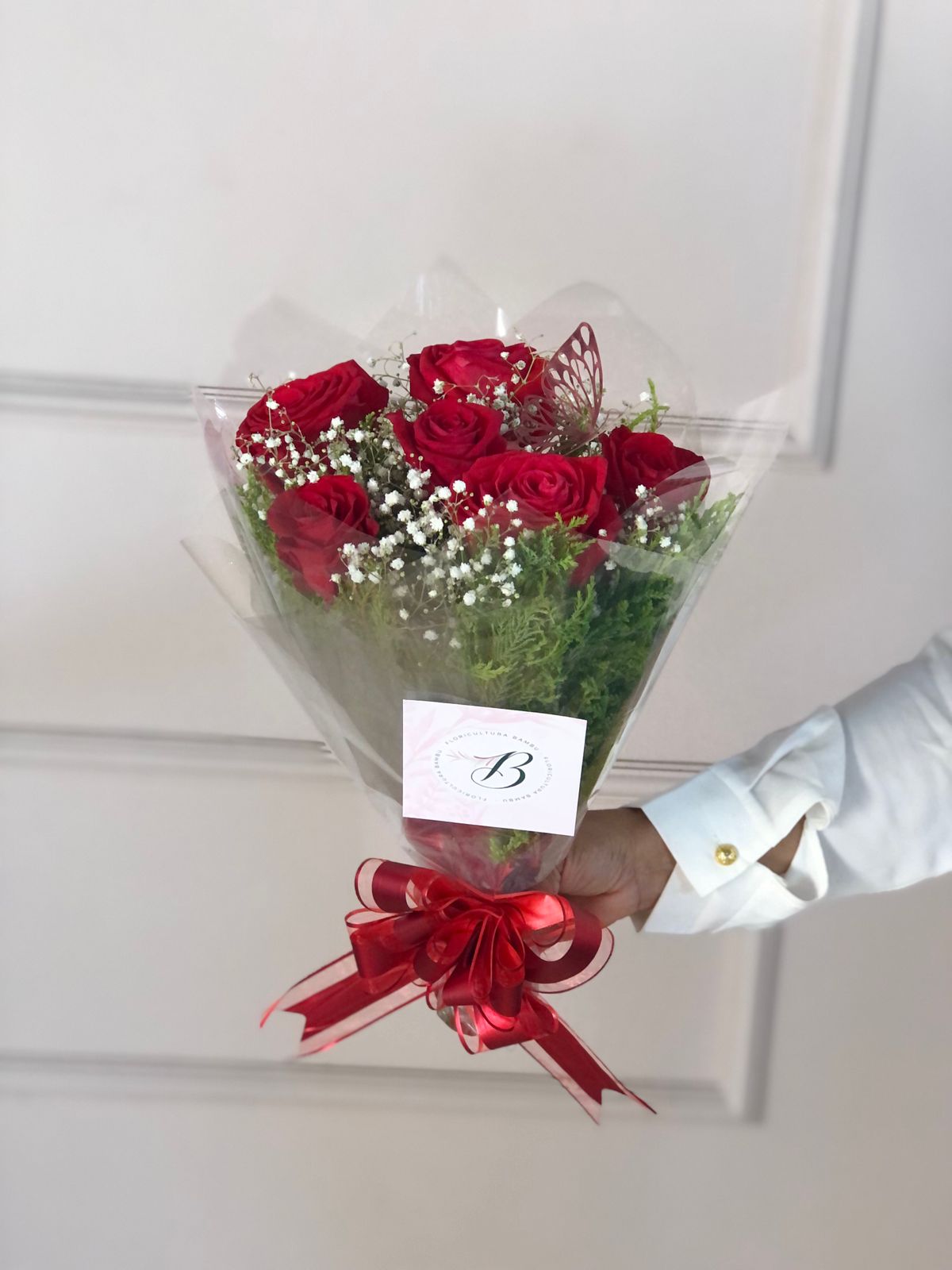 BUQUÊ DE 6 ROSAS + BORBOLETA DECORATIVA - Imagem 2
