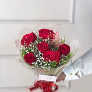 BUQUÊ DE 6 ROSAS + BORBOLETA DECORATIVA