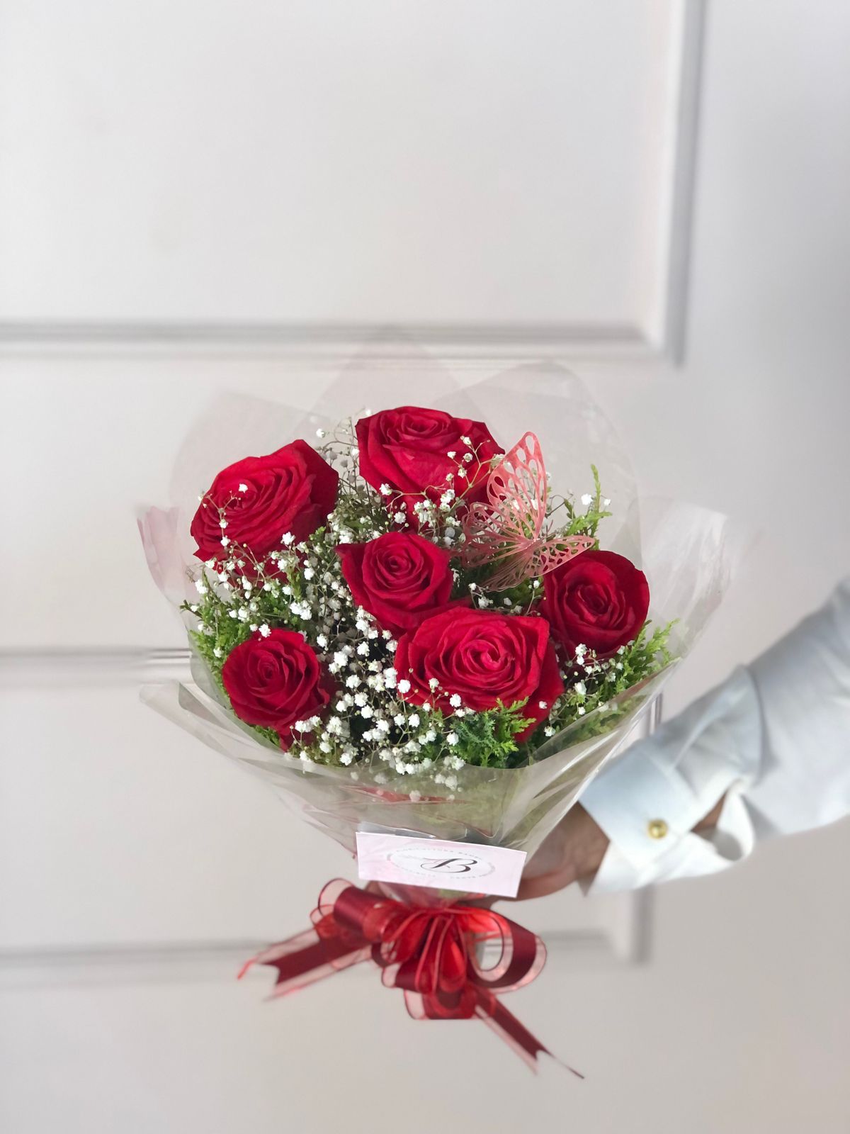BUQUÊ DE 6 ROSAS + BORBOLETA DECORATIVA