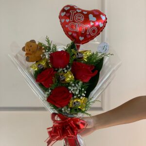 BUQUE 4 ROSAS + PELÚCIA + 4 CHOCOLATES + BALÃO