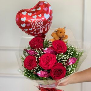 BUQUÊ 5 ROSAS + 4 CHOCOLATES + PELÚCIA + BALÃO