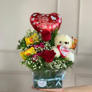 ARRANJO 2 ROSAS+ 4 CHOCOLATES + PELUCIA + BALÃO
