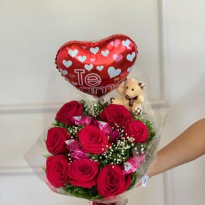 BUQUÊ 8 ROSAS + PELÚCIA + 4 CHOCOLATES + BALÃO