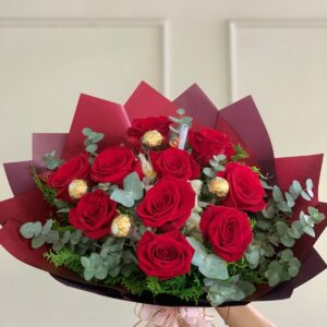 BUQUÊ COM  10 ROSAS + 4 CHOCOLATES