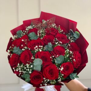 BUQUÊ COM 20 ROSAS + BORBOLETA+ EMBALAGEM PREMIUM