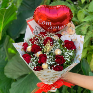 BUQUE COM 12 ROSAS + 5 CHOCOLATES + BALÃO + CARTÃO + PELUCIA + BORBOLETA