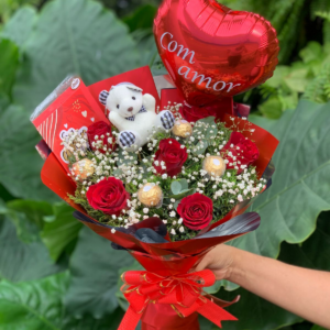 BUQUÊ COM 6 ROSAS + 4 CHOCOLATES + BALÃO + CARTÃO + PELUCIA+ EMBALAGEM PREMIUM