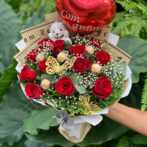 BUQUE 12 ROSAS + 5 CHOCOLATE + 2 BORBOLETA + PELUCIA + BALÃO E EMBALAGEM