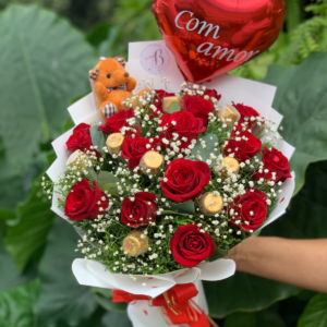 BUQUE COM 15 ROSAS + 8 CHOCOLATE + PELUCIA + BALÃO + EMBALAGEM