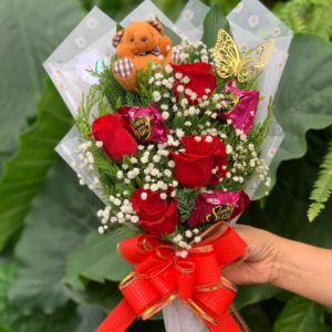 RAMALHETE COM 4 ROSAS +3 CHOCOLATES +BORBOLETA + PELUCIA