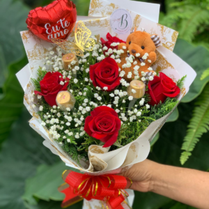 BUQUE COM 5 ROSAS + 3 CHOCOLATES + BALÃO + BOEBOLETA +PELUCIA + EMBALAGEM