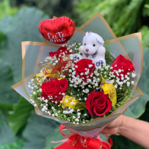 BUQUE COM 5 ROSAS +3 CHOCOLATES +BORBOLETA +BALÃO + PELUCIA