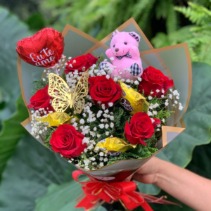 BUQUE COM 6 ROSAS +3 CHOCOLATES +BORBOLETA + BALÃO + PELUCIA