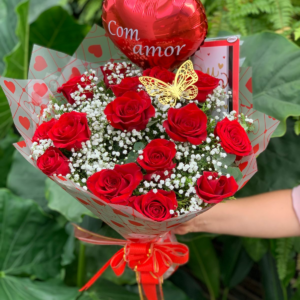 BUQUE COM 15 ROSAS + BORBOLETA + CARTÃO + BALÃO