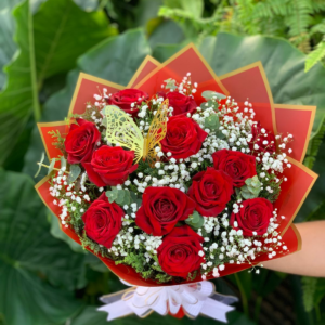 BUQUE COM 12 ROSAS + BORBOLETA