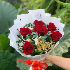 BUQUE COM 6 ROSAS + 4 CHOCOLATES + BORBOLETA + EMBALAGEM