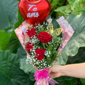RAMALHETE COM 4 ROSAS + BORBOLETA + BALÃO