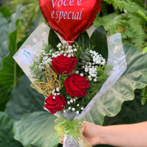 RAMALHETE COM 3 ROSAS + BORBOLETA + BALÃO