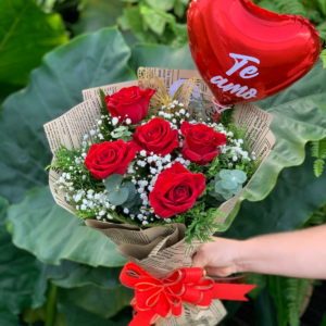 BUQUE COM 5 ROSAS + BORBOLETA + BALÃO + EMBALAGEM