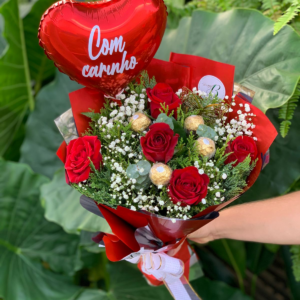 BUQUE COM 5 ROSAS + 4 CHOCOLATES + BALÃO +BORBOLETA + EMBALAGEM