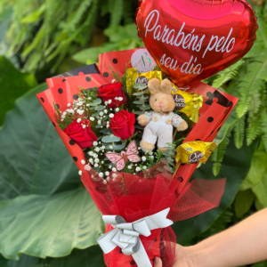 ARRANJO COM 3 ROSAS + 3 CHOCOLATES + PELUCIA + BORBOLETA + BALÃO