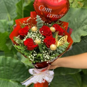 BUQUÊ COM 5 ROSAS + 4 CHOCOLATES + BALÃO + BORBOLETA + EMBALAGEM PREMIUM