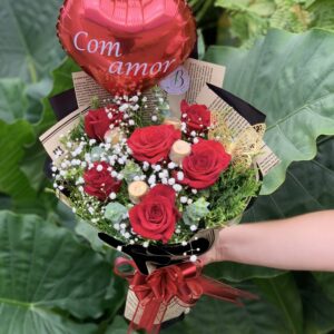 BUQUÊ COM 6 ROSAS + 4 CHOCOLATES + BALÃO + BORBOLETA + EMBALAGEM PREMIUM
