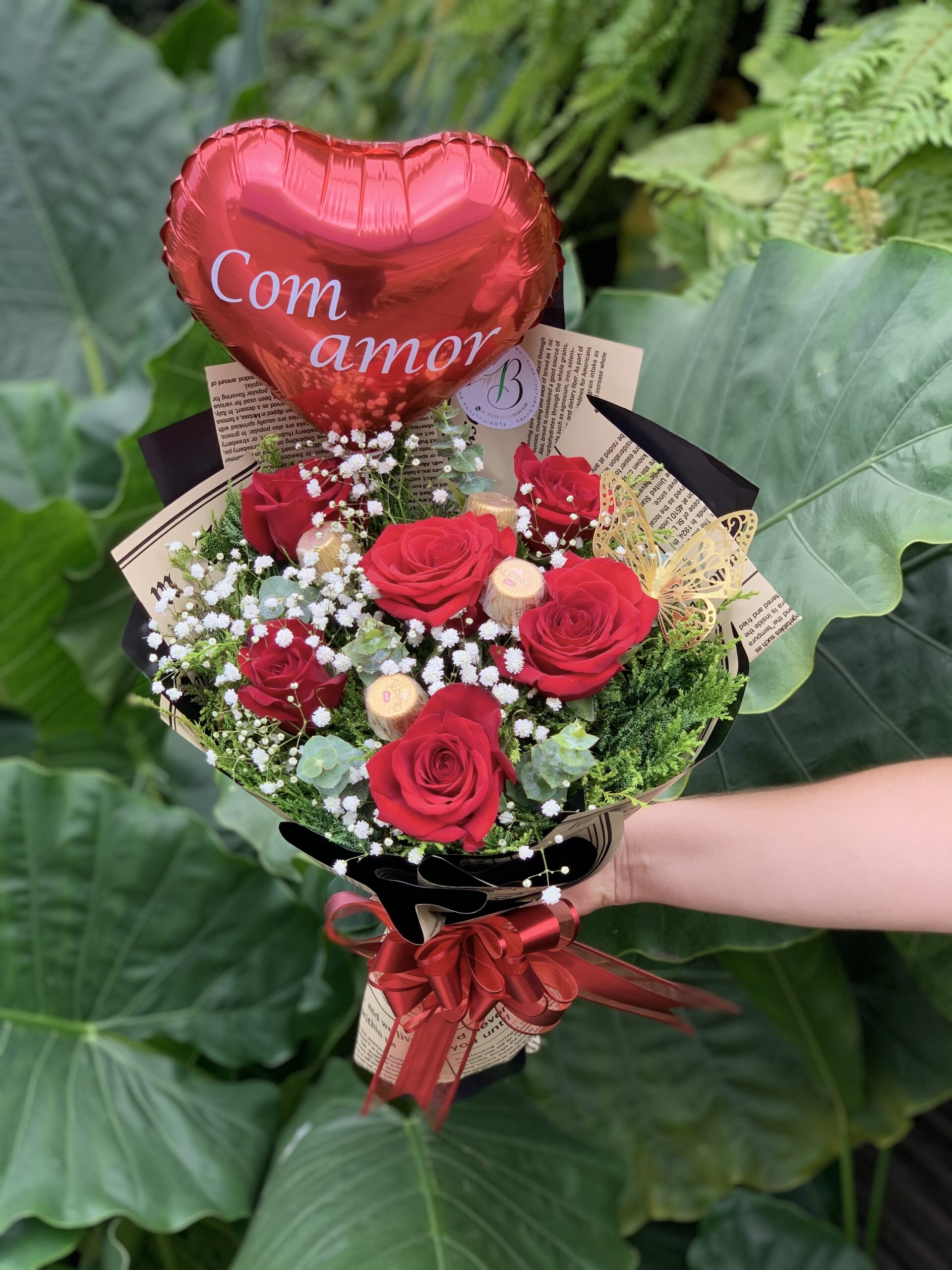 BUQUÊ COM 6 ROSAS + 4 CHOCOLATES + BALÃO + BORBOLETA + EMBALAGEM PREMIUM